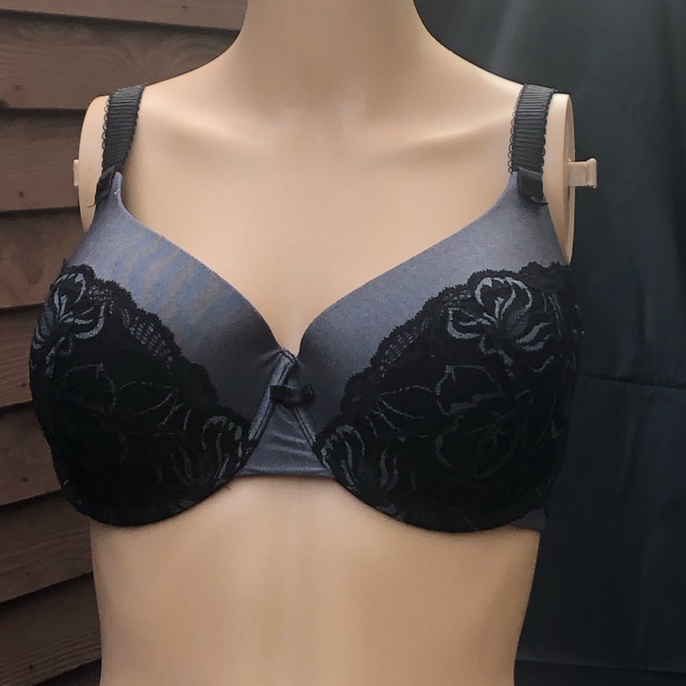 H23:  Qty 9 -  yes nine lovely lightly padded Bali underwire bras - 4 colors
